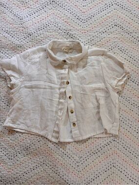 Cropped Short-Sleeve Button-Down Shirt — White Linen Blend